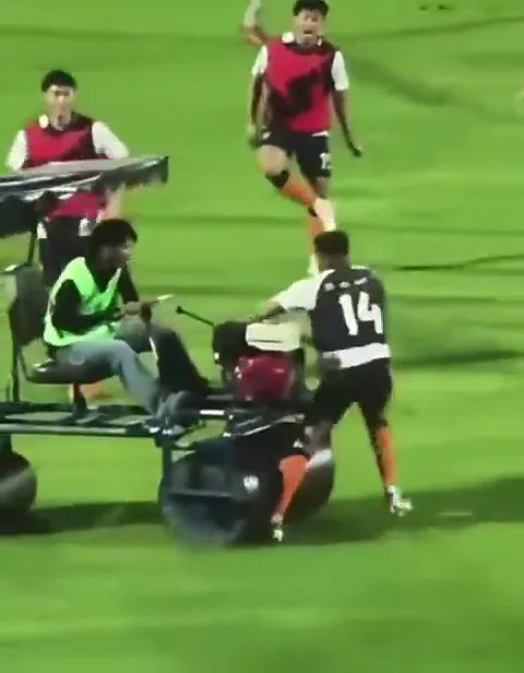 Townsend bị xe lu cán...